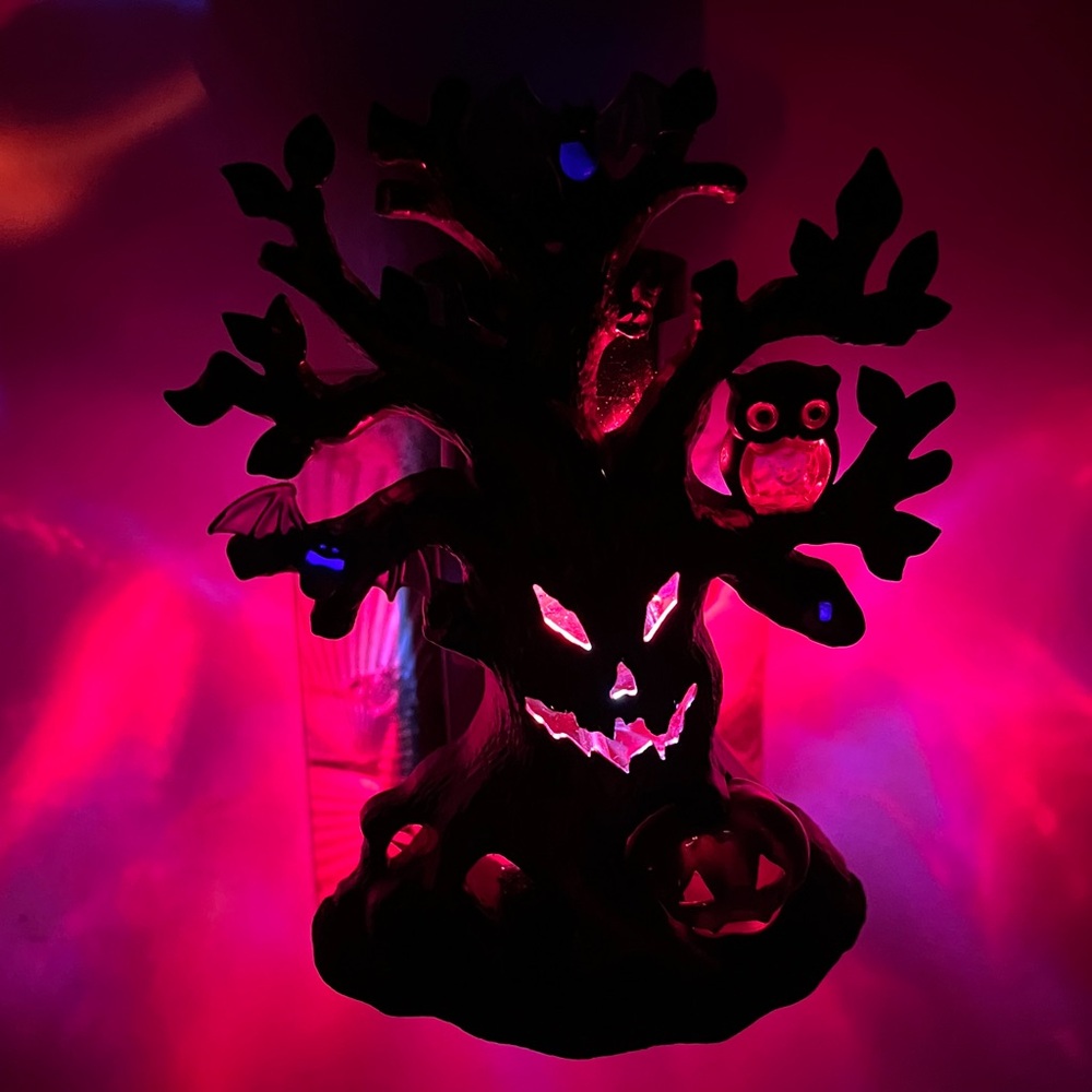 Light Up B&BW Glittery Smiling Tree with Owl, 2 Bats & Pumpkin. Cool RARE FIND.